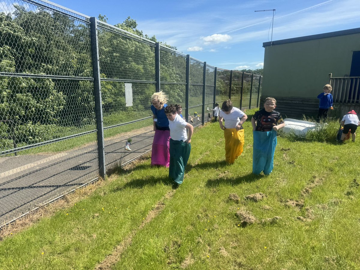 DeanburnPS_EP's tweet photo. Health Week, Day 1!
We made torches and medals for our Olympic Parade, practised sports day games and played rugby 🏉. #DPSHealthWeek2024 https://t.co/4LoBVI9iqb