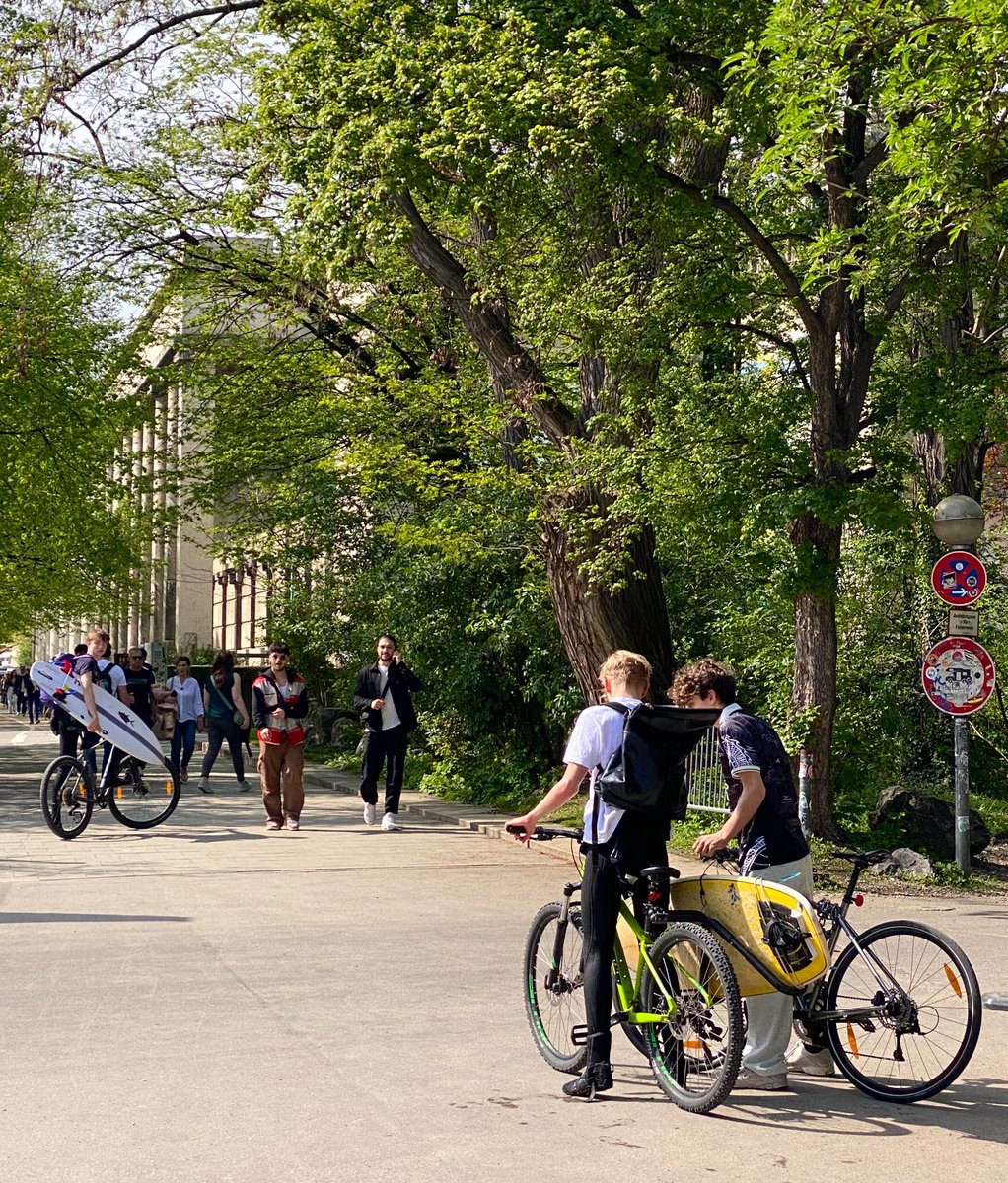 #WorldBicycleDay Fun Fact: 
In Munich bikes are used to carry surfboards, as the city uniquely features a surf wave at the Eisbach showcasing the versatility &amp; adaptability of cycling culture. 🚲
BTW, wet surfers are not obliged to carry a valid PT ticket if they use the tram. 🏄