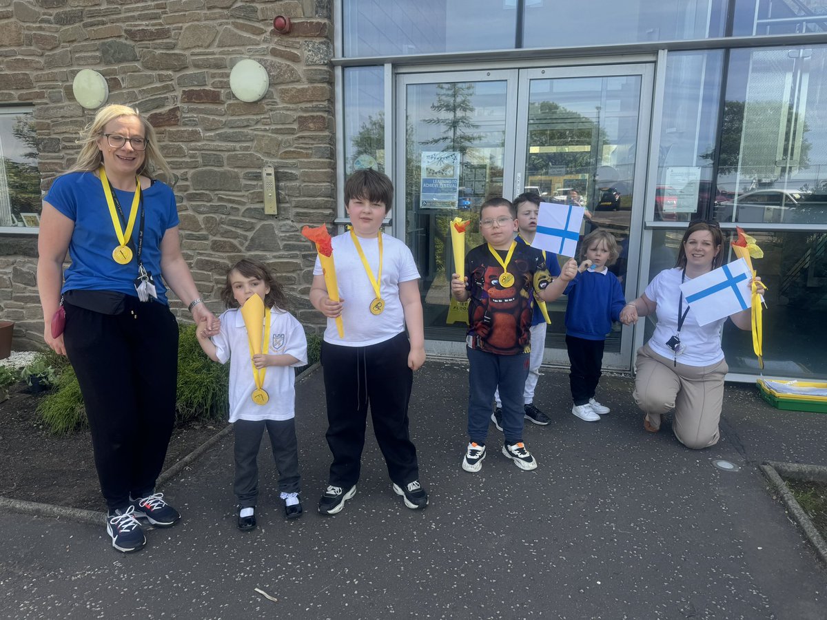 DeanburnPS_EP's tweet photo. Health Week, Day 1!
We made torches and medals for our Olympic Parade, practised sports day games and played rugby 🏉. #DPSHealthWeek2024 https://t.co/nINlavYAC4