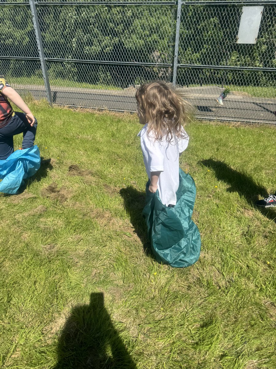 DeanburnPS_EP's tweet photo. Health Week, Day 1!
We made torches and medals for our Olympic Parade, practised sports day games and played rugby 🏉. #DPSHealthWeek2024 https://t.co/nINlavYAC4