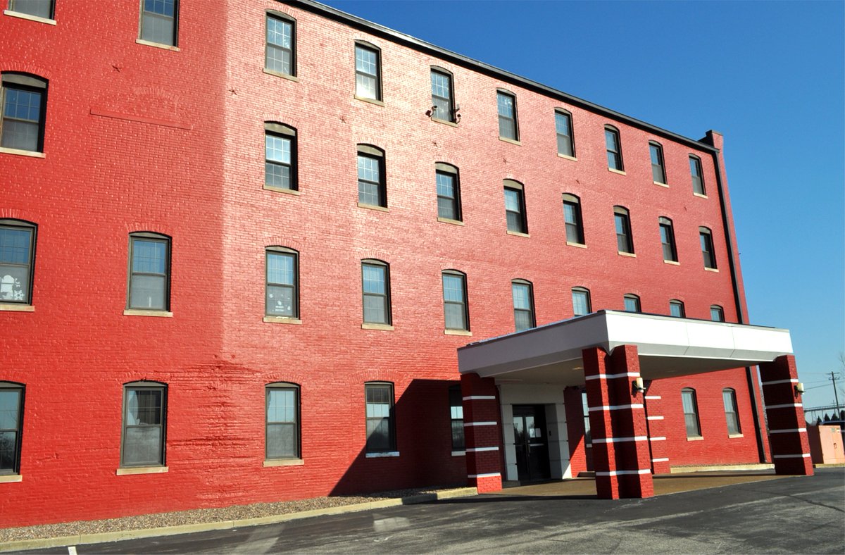 SummitRealEst's tweet image. LATE SPRING SPECIAL – $7.25 SF/yr MG – Offer valid until 7/1
Well maintained building with exposed brick and access to a 40,000 VPD electronic monument sign. Call Richard Clements for details at 812.426.1070.
summitrealestate.us/listings/corpo…