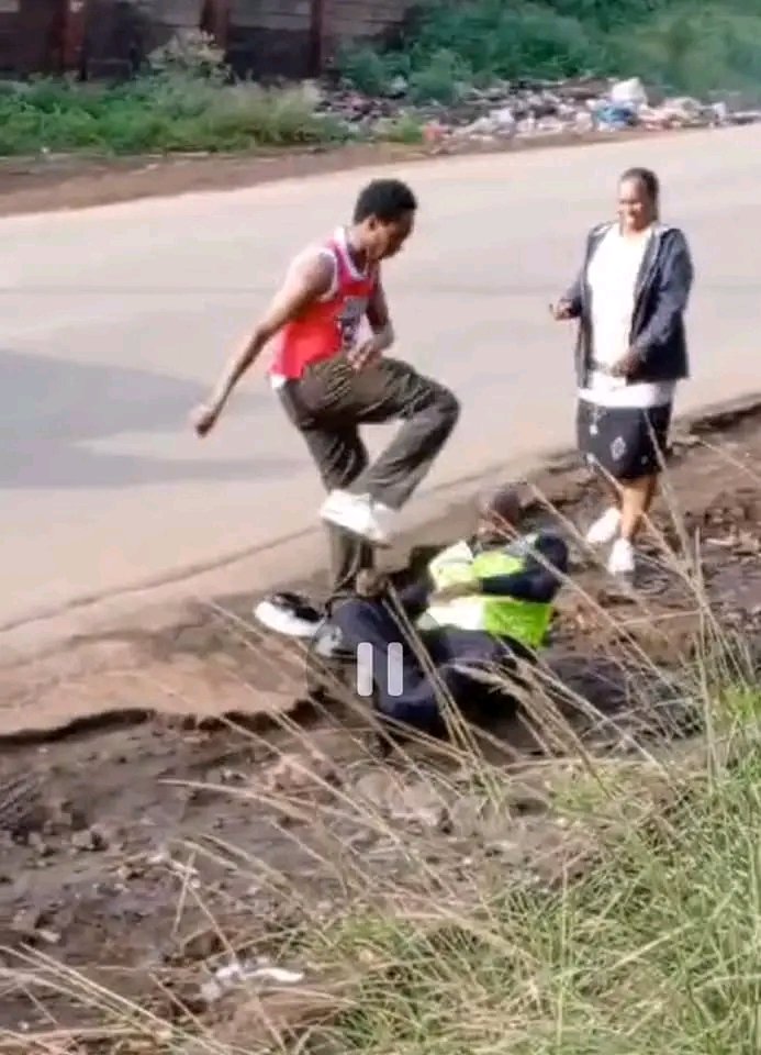 Maybe #iannjoroge took a few fighting lessons from a some rouge officers like in the photos below or maybe at some point he was a victim of police brutality.
#ruto