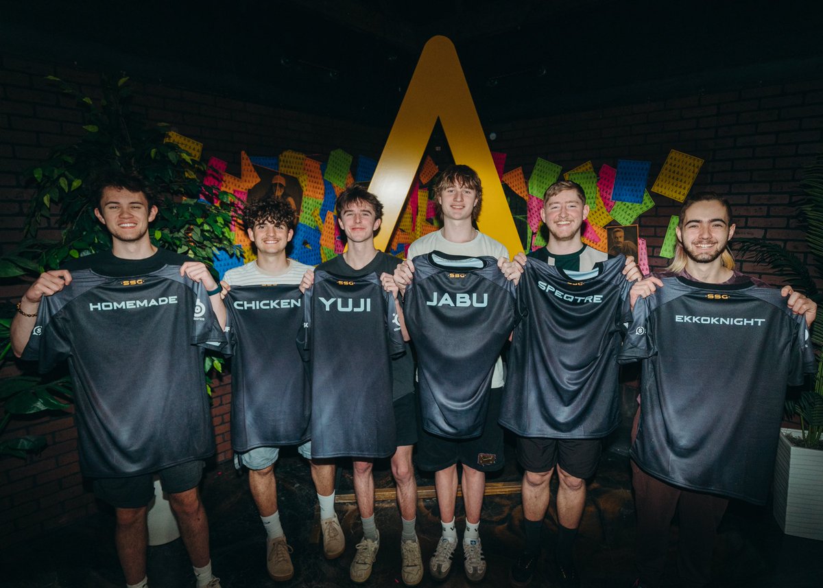 Spacestation's tweet photo. A local university R6 team qualified for their first LAN. Problem was, their club wasn’t sanctioned yet. So they had no jerseys.  

we said cover gas ⛽️ and we’ll hook it up

FIRST LAN AND THE HOMIES ALMOST MADE SEMIS!! 👊 https://t.co/H1uDsf5y1J