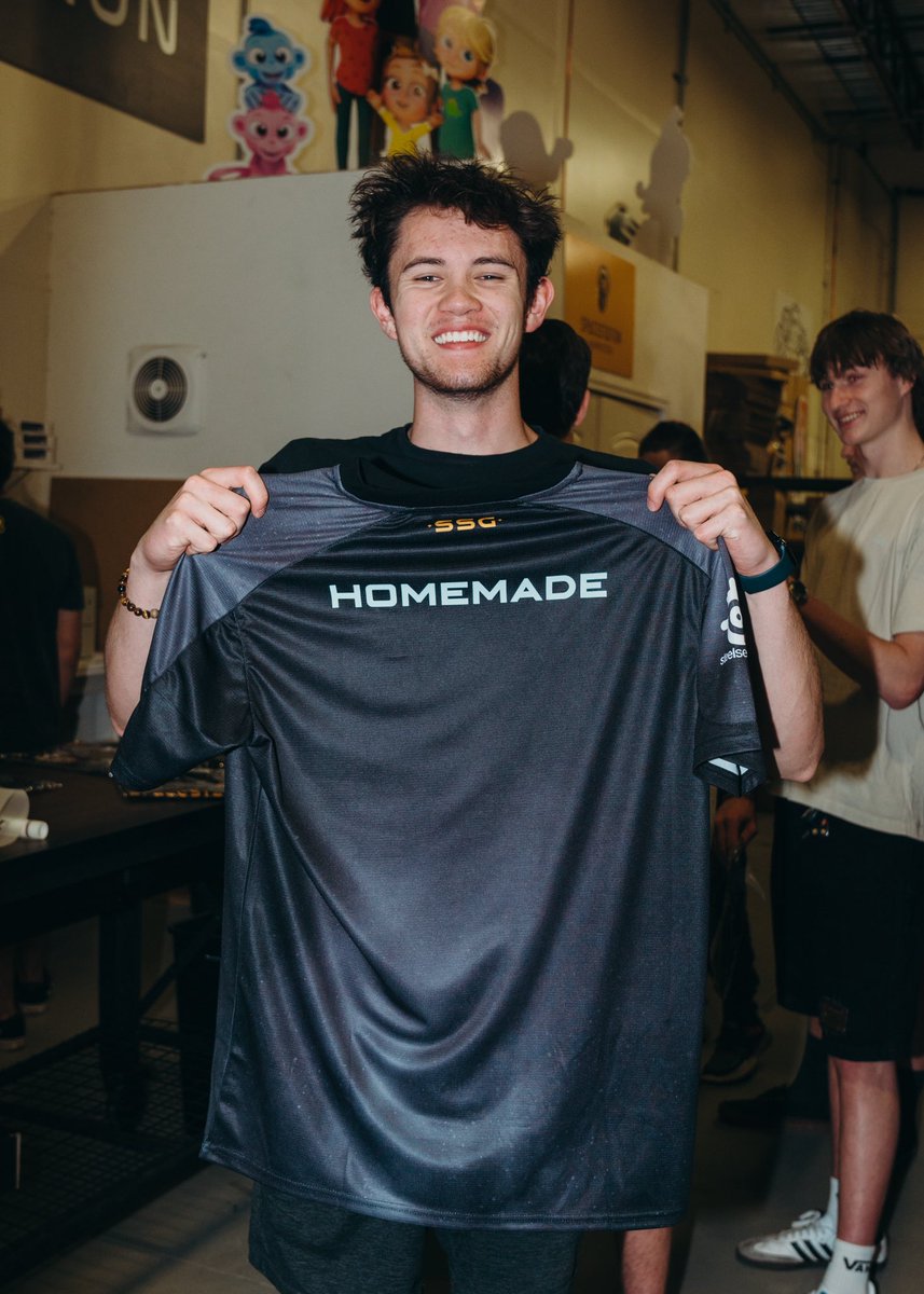 Spacestation's tweet photo. A local university R6 team qualified for their first LAN. Problem was, their club wasn’t sanctioned yet. So they had no jerseys.  

we said cover gas ⛽️ and we’ll hook it up

FIRST LAN AND THE HOMIES ALMOST MADE SEMIS!! 👊 https://t.co/H1uDsf5y1J