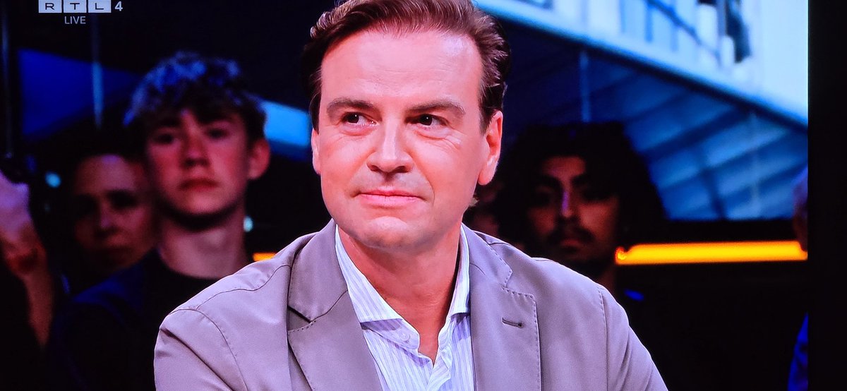 marcelbar8's tweet photo. Ik heb enig mededogen met VVD-er Malik #Azmani. Hij moet een onmogelijk standpunt verdedigen (in DH is zijn partij voor samenwerken met de PVV, in Brussel tegen).
En ondertussen gunt kenau #Yeşilgöz haar partijgenoot amper de mogelijkheid om aan het woord te komen. #renze https://t.co/ULzuKAKaKD