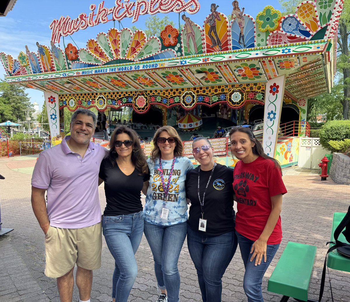 BarnumWoods's tweet photo. The fifth grade graduates from all five East Meadow Elementary Schools had a BLAST today at Adventureland! There were smiles all around as they enjoyed an exciting day of thrill rides, attractions, and fun games! @emeadowschools #adventureland #grade5fun https://t.co/VpVDsQYGoj