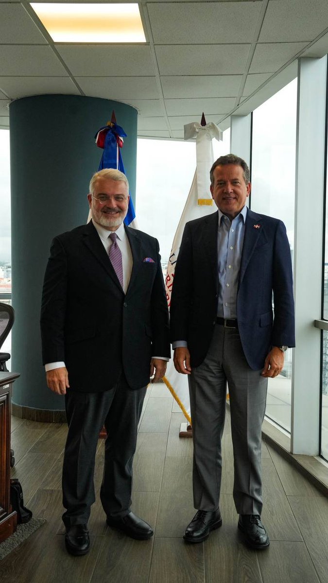 Hoy tuvimos el honor de recibir en nuestro despacho al empresario panameño <a href="/miltonhenriquez/">Milton C. Henriquez</a>, junto a los viceministros @FantinoPolanco y <a href="/rperezfermin/">Monchy Pérez</a>, en una reunión productiva durante la cual presentó la interesante iniciativa "Leader in Me" desde su empresa Greatness Center