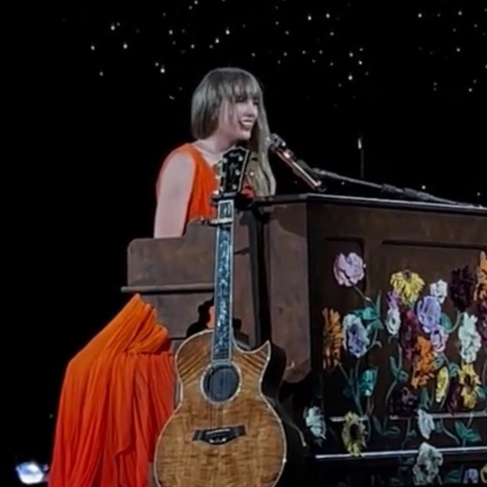 tswifterastour's tweet image. 🚨| Taylor Swift performs "Chloe Or Sam Or Sophia Or Marcus" from “THE TORTURED POETS DEPARTMENT” as the second surprise song for Day 2 of ‘The Eras Tour’ in Lyon, France!
#TSTheErasTour #LyonTSTheErasTour

"I've never performed live before"