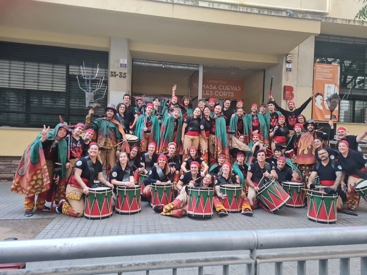 CollaJoveRibes's tweet photo. Entre l’una i l’altra, només 20 anys de diferència. Hi ha passions que no canvien. Seguim fent camí. 🤟💀
#BallDeDiables
#SPRibes https://t.co/oDSWHI9Zw6