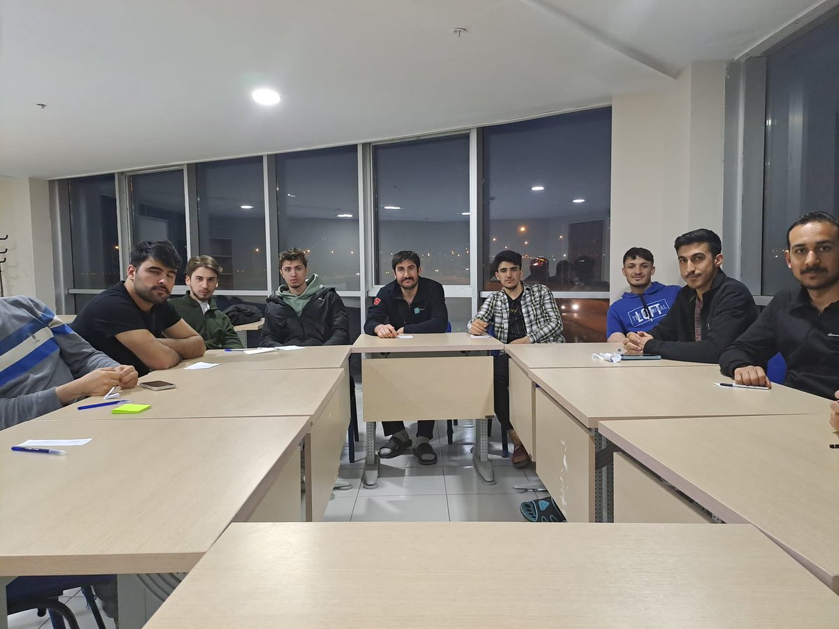 📍İbrahim Hakkı Yurt Müdürlüğü

Sınav stresi ve kaygı ile başa çıkma konusunda bilinçlendirme amacıyla düzenlenen seminer başarıyla tamamlandı. Uzman konuşmacılar, öğrencilere sınav öncesi ve sırasında yaşanan kaygıyı yönetme teknikleri hakkında değerli bilgiler verdi.