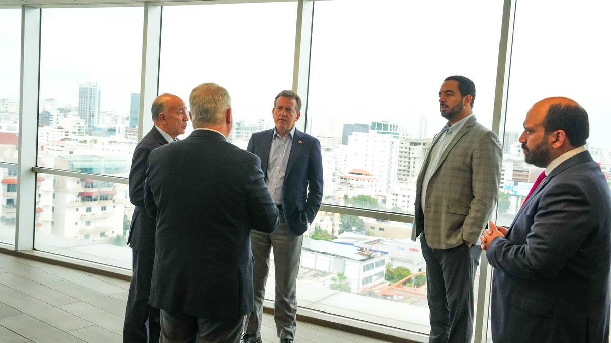 <a href="/miltonhenriquez/">Milton C. Henriquez</a> fue ministro de la Presidencia de su país y exembajador en España. Esta de visita en RD para entregar la placa y certificado de LightHouse School (<a href="/TheLeaderinMe/">The Leader in Me</a>) a dos colegios de Santo Domingo, el St. Patrick's y el St. Mary's.

¡Felicitaciones por esta