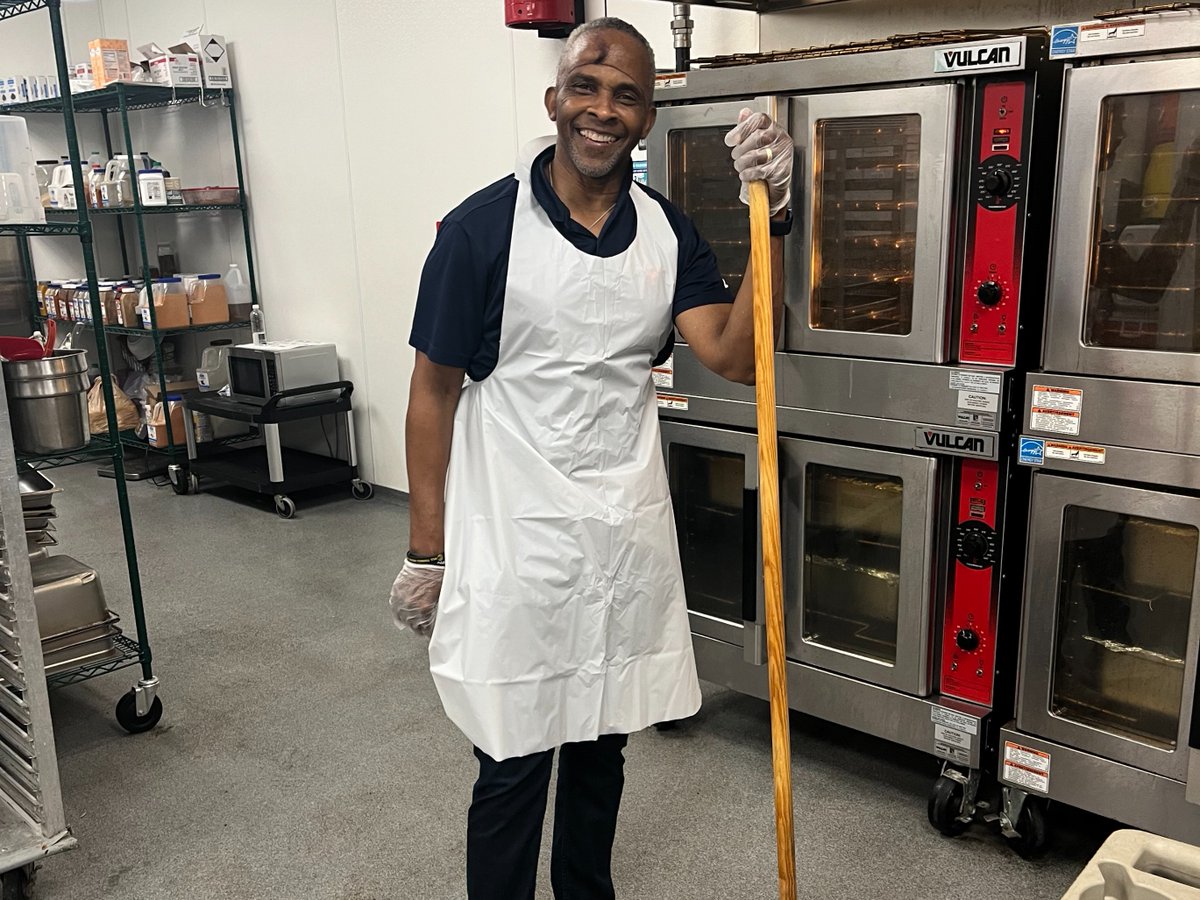 AustinStreetCtr's tweet image. Join Austin Street Center as a volunteer and uplift the lives of our residents. Every helping hand goes a long way in meal services, guest services, and more. Visit bit.ly/3z54xJ5 and click &quot;Volunteer Now!&quot; to get started. #HelpThemHome