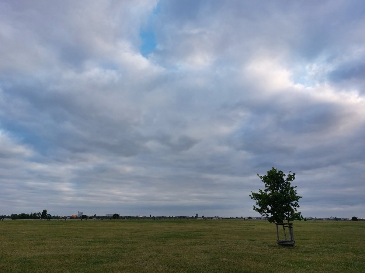 haus_104's tweet photo. Hallo, #SchwarmWissen,
welcher flotte Spruch, welche Darbietung oder welches Angebot würde Euch dazu bringen, an einem  Samstag -Nachmittag zum #Feldforum aufs #TempelhoferFeld zu kommen ?
Bitte, helft mir altem #Haus104 doch einmal.
#Feldliebe #THFbleibt https://t.co/uZrEK7kqZv