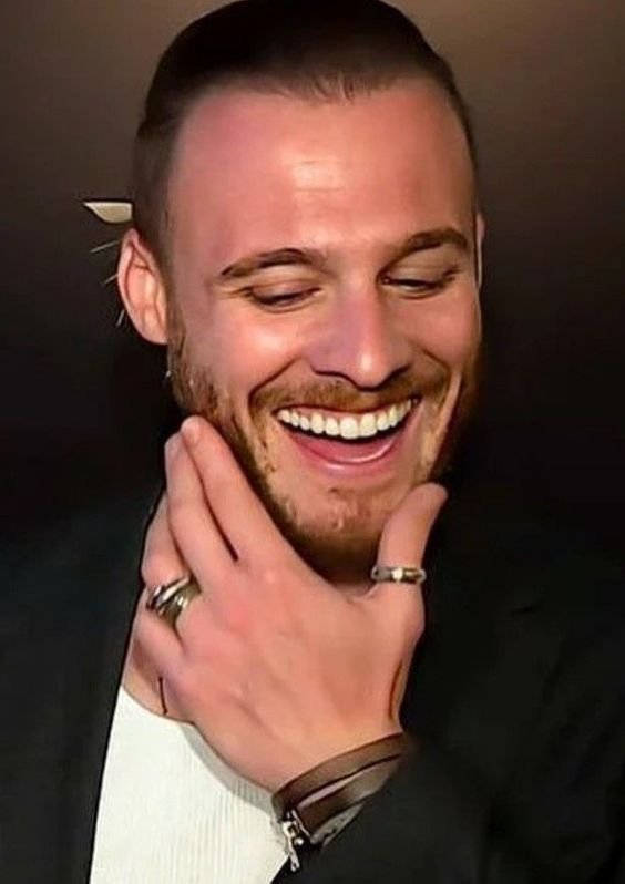 EscoltantC's tweet photo. Te queremos por tu hermoso corazon
#HappyBirthdayKeremBürsin https://t.co/ba9hFQHXr9