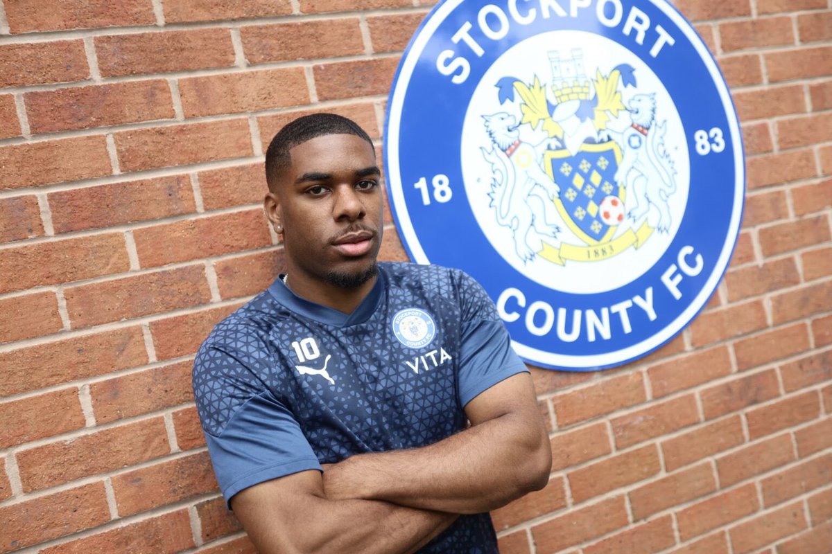 _SByrne's tweet photo. 🚀 #StockportCounty confirm the signing of Colchester Utd winger Jayden Fevrier for an undisclosed fee.

Fevrier, 21, pens a three-year deal with the club option of a fourth.

Dave Challinor says Fevrier "will get fans out of seats" as part of a "front foot, high intensity team." https://t.co/Y29Snb6XY3