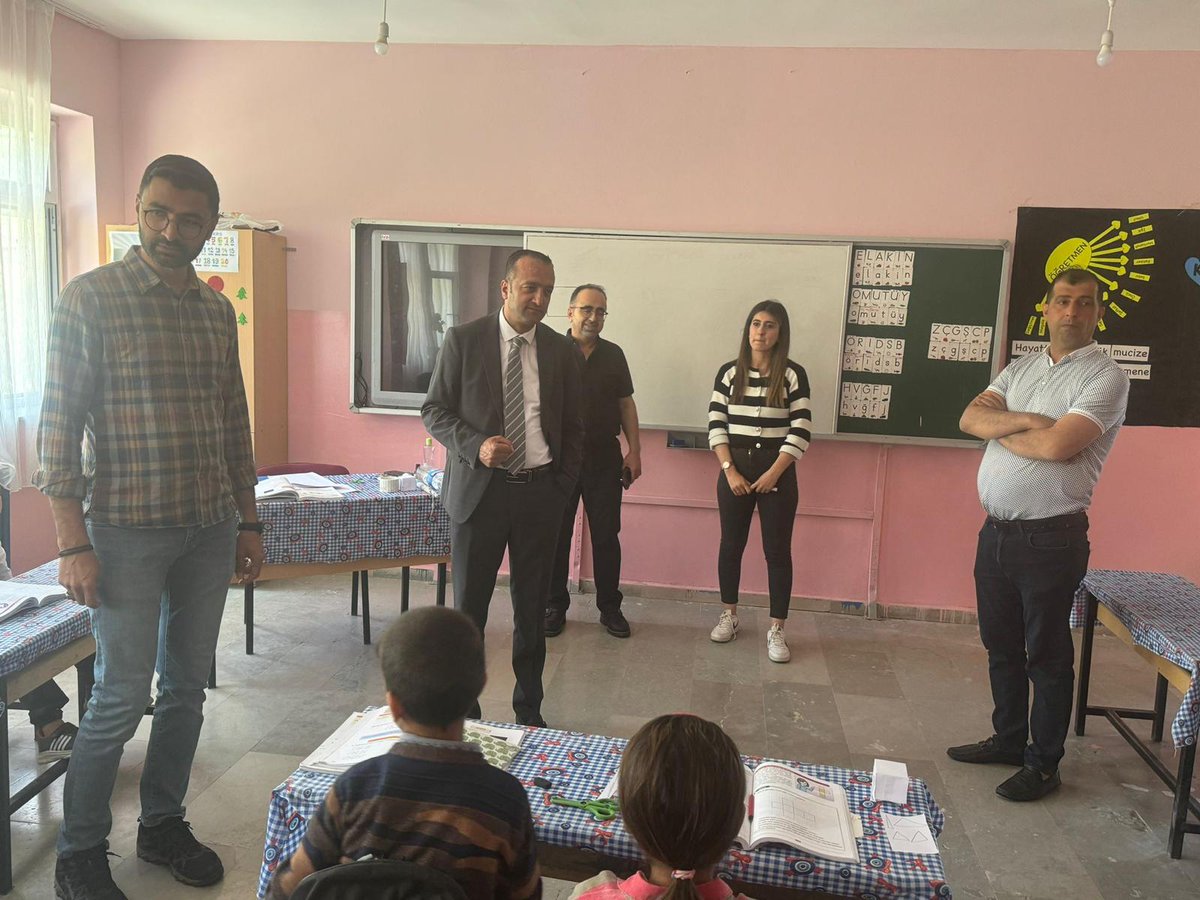 HazroMem's tweet photo. İlçe MEM Müdürümüz Sn.Uğur DOĞANER;
 Şb. Müdürlerimiz Sn. Mustafa GÜVEN ve Sn.Mehmet Hanifi EFE ile birlikte Dadaş İlkokulu ve Dadaş İmam Hatip Ortaokulunu ziyaret etti...
@tcmeb
@Yusuf__Tekin
@aliihsansu_
@DogukanKoyuncu_
@Diyarbakirmem
@Murat4Kucukali
@ugurdoganer01
@HazroMem https://t.co/PAEOenJvqW