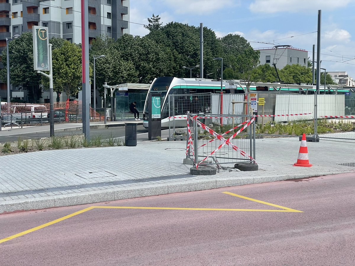 BoireVladimir's tweet photo. Depuis ce midi, les lignes bus 183, 192, 319, 396, @Bus_TVM et 191-100 disposent d’un site propre de grande qualité aux abords du MIN de Rungis, avec une correspondance facilitée avec le @T7_RATP, et bientôt avec la @Ligne14_RATP !
#Intermodalite #Paris #GPE https://t.co/ePybfc4u80