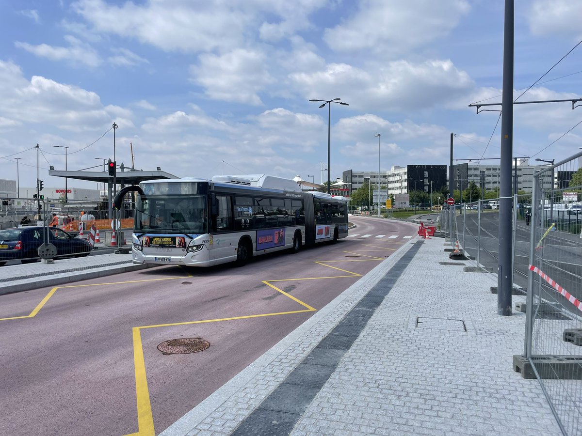 BoireVladimir's tweet photo. Depuis ce midi, les lignes bus 183, 192, 319, 396, @Bus_TVM et 191-100 disposent d’un site propre de grande qualité aux abords du MIN de Rungis, avec une correspondance facilitée avec le @T7_RATP, et bientôt avec la @Ligne14_RATP !
#Intermodalite #Paris #GPE https://t.co/ePybfc4u80