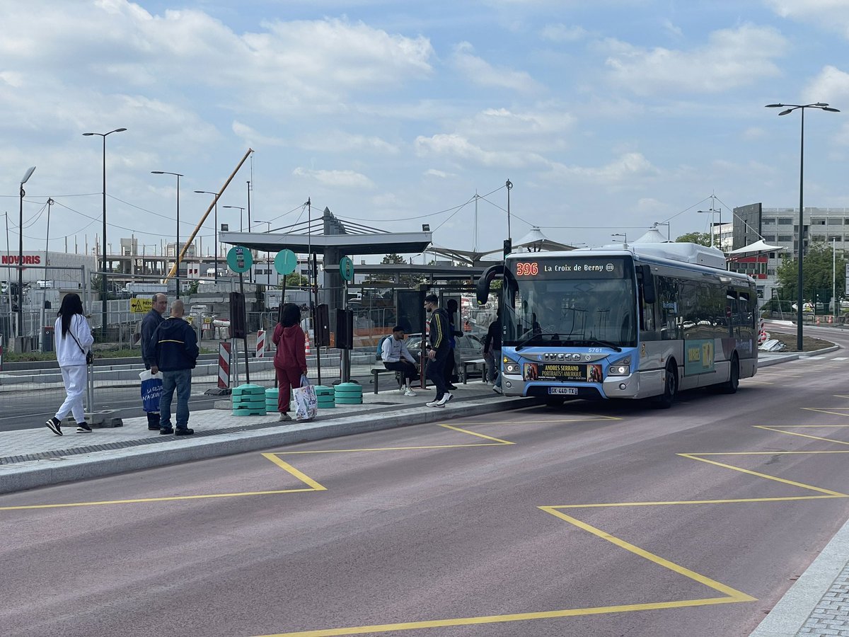 BoireVladimir's tweet photo. Depuis ce midi, les lignes bus 183, 192, 319, 396, @Bus_TVM et 191-100 disposent d’un site propre de grande qualité aux abords du MIN de Rungis, avec une correspondance facilitée avec le @T7_RATP, et bientôt avec la @Ligne14_RATP !
#Intermodalite #Paris #GPE https://t.co/ePybfc4u80