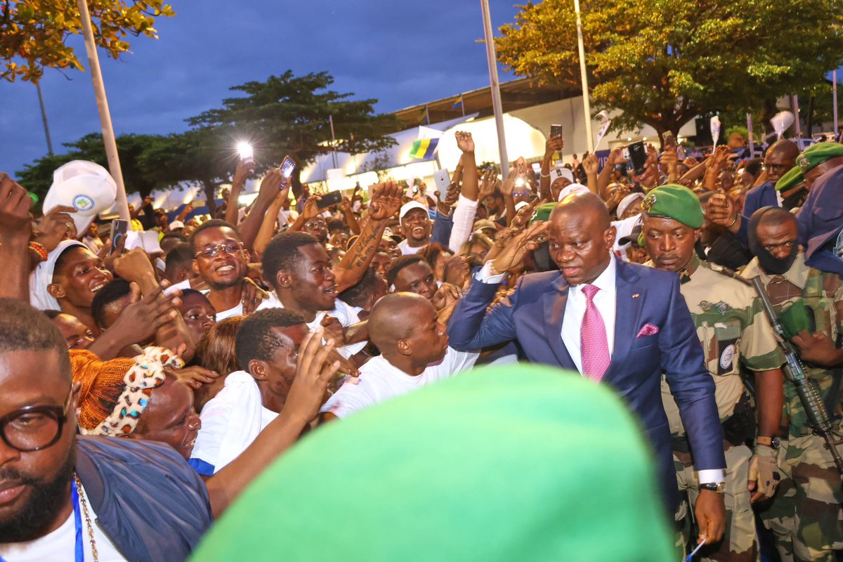Après une visite de travail et d'amitié fructueuse, le Chef de l'État, le Général <a href="/oliguinguema/">Brice Clotaire Oligui Nguema</a>, a été accueilli triomphalement ce 3 juin 2024 à l'aéroport Léon Mba par une foule nombreuse.