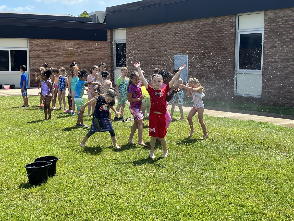 MrsMMatson's tweet photo. We had so much fun celebrating a wonderful first grade year! https://t.co/j9MEpcBGle