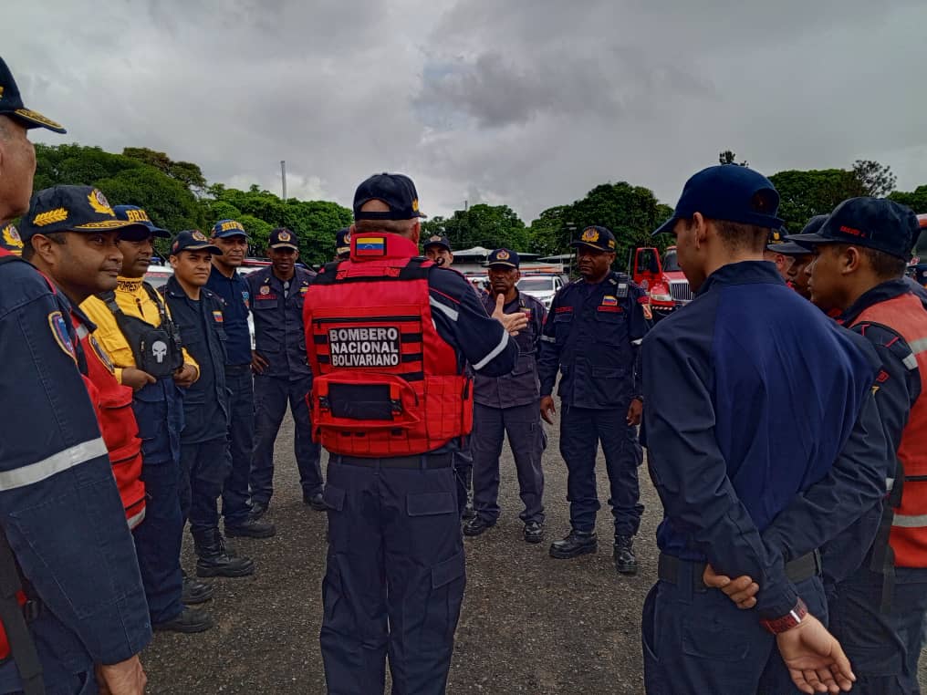 DGNBEnLinea's tweet photo. #3Jun Siguiendo instrucciones del A/J @CeballosEnLinea y bajo lineamientos del M/G @cperezampueda. El Sistema Nacional de Gestión de Riesgo y todos los entes que conforman el equipo multidisciplinarios de la Fuerza de Tarea Humanitaria Simón Bolivar; https://t.co/Ic7Lx25YyG