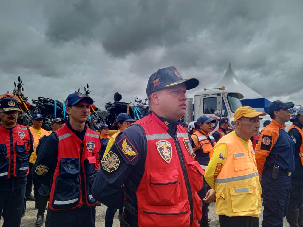 DGNBEnLinea's tweet photo. #3Jun Siguiendo instrucciones del A/J @CeballosEnLinea y bajo lineamientos del M/G @cperezampueda. El Sistema Nacional de Gestión de Riesgo y todos los entes que conforman el equipo multidisciplinarios de la Fuerza de Tarea Humanitaria Simón Bolivar; https://t.co/Ic7Lx25YyG