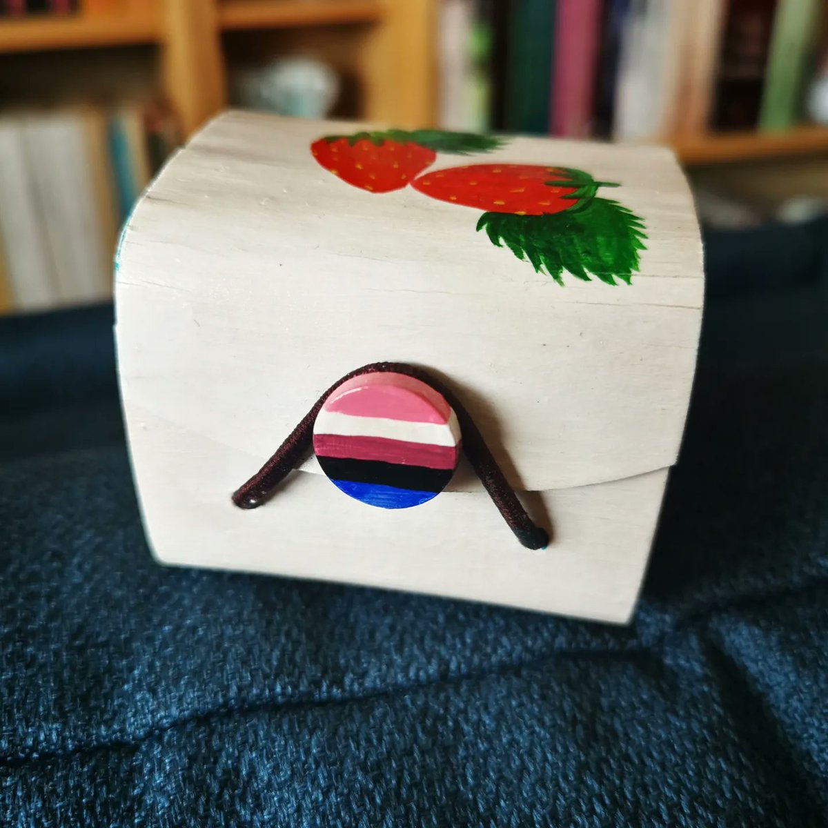 LenorsCreations's tweet photo. #jewelrybox #handmade #traditionalart #handmade #handpainted #strawberries #sunflower #genderfluidflag #nonbinaryflag #pride #pridemonth #customisation https://t.co/QceWANCWrs