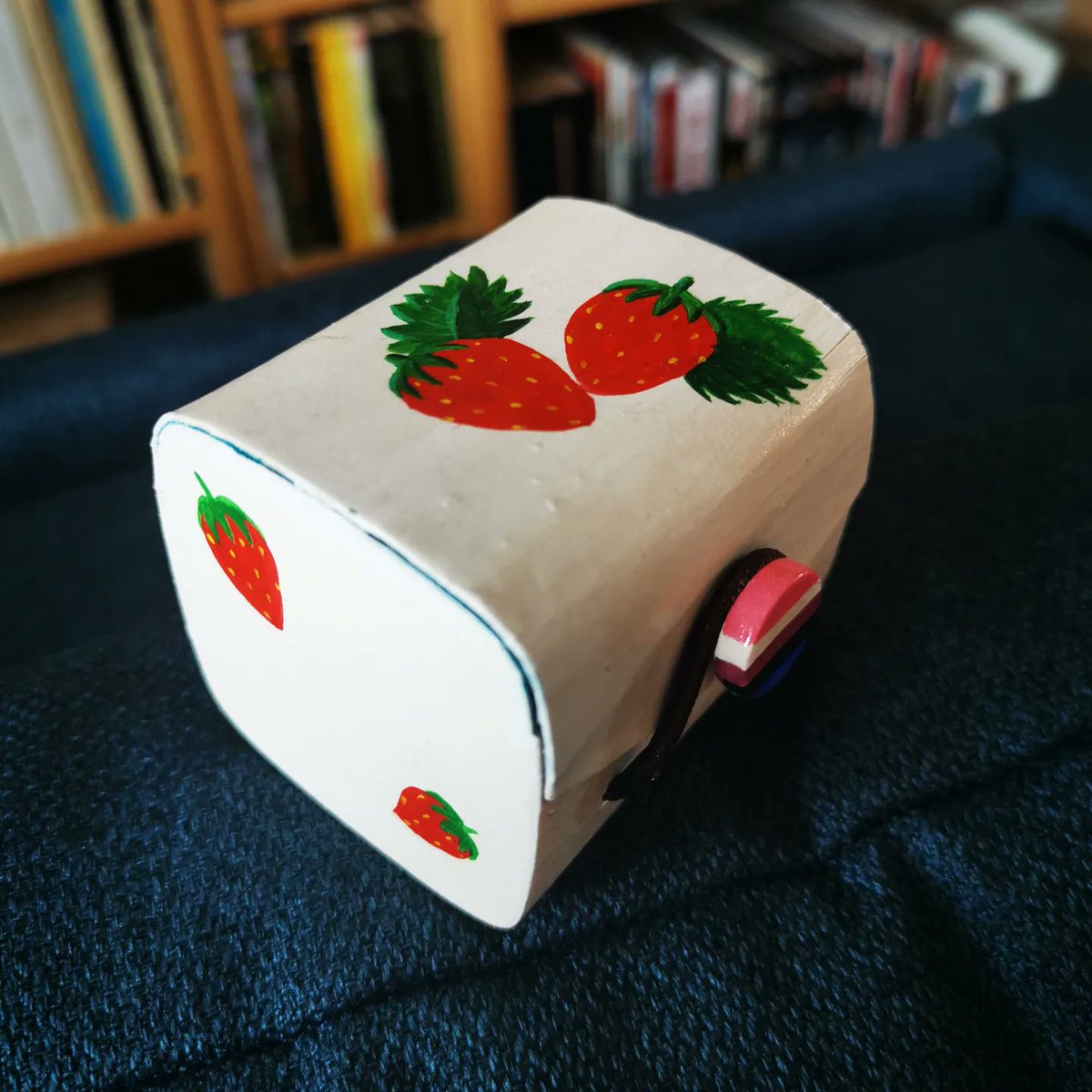 LenorsCreations's tweet photo. #jewelrybox #handmade #traditionalart #handmade #handpainted #strawberries #sunflower #genderfluidflag #nonbinaryflag #pride #pridemonth #customisation https://t.co/QceWANCWrs