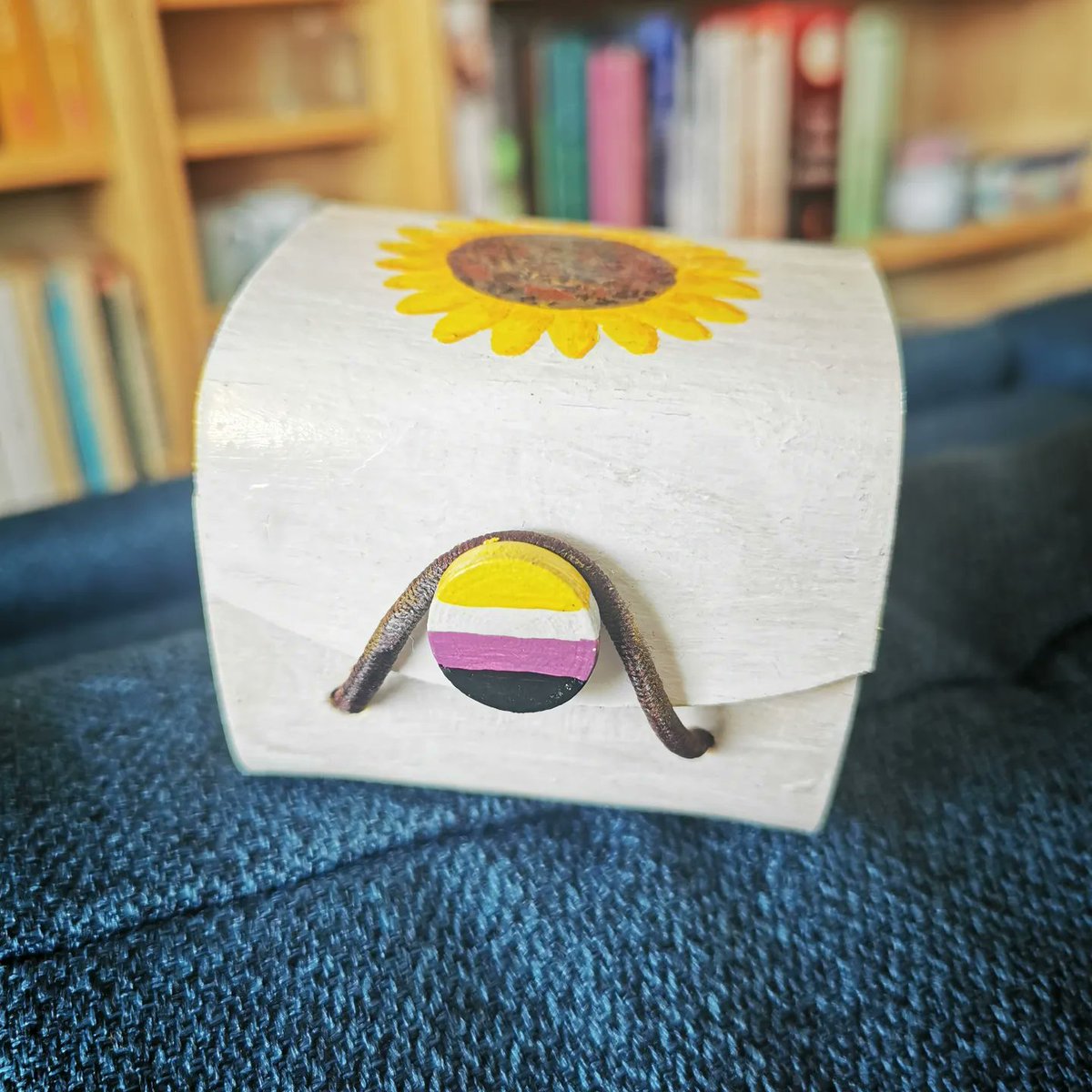 LenorsCreations's tweet photo. #jewelrybox #handmade #traditionalart #handmade #handpainted #strawberries #sunflower #genderfluidflag #nonbinaryflag #pride #pridemonth #customisation https://t.co/QceWANCWrs