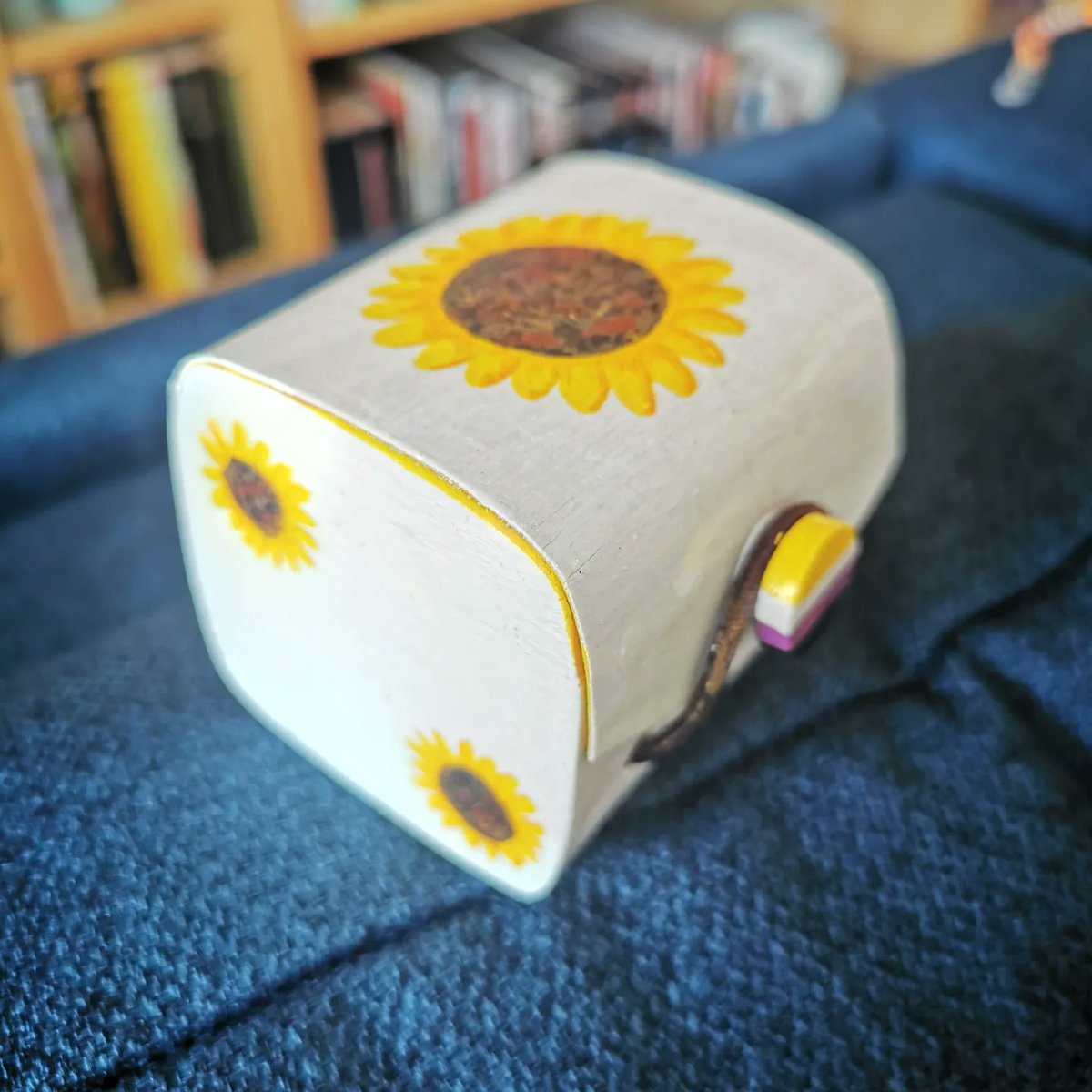 LenorsCreations's tweet photo. #jewelrybox #handmade #traditionalart #handmade #handpainted #strawberries #sunflower #genderfluidflag #nonbinaryflag #pride #pridemonth #customisation https://t.co/QceWANCWrs