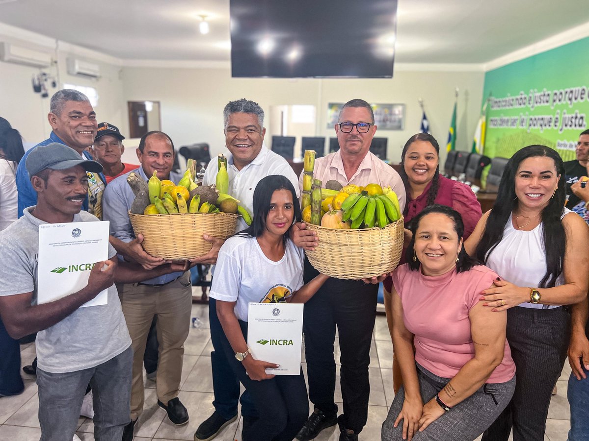 DepValmir's tweet photo. MAIS DIREITOS PARA O POVO DO CAMPO! 👩🏽🌾🌾 👨🏾🌾
❕Entregamos hoje no município de Esplanada, o Cefir, que é o Cadastro Estadual Florestal de Imóveis Rurais para aproximadamente 250 famílias de 5 áreas de Reforma Agrária.
#Bahia #Esplanada #Cefir #CréditoRural #TrabalhadoresRurais https://t.co/s3ZviCAEkm