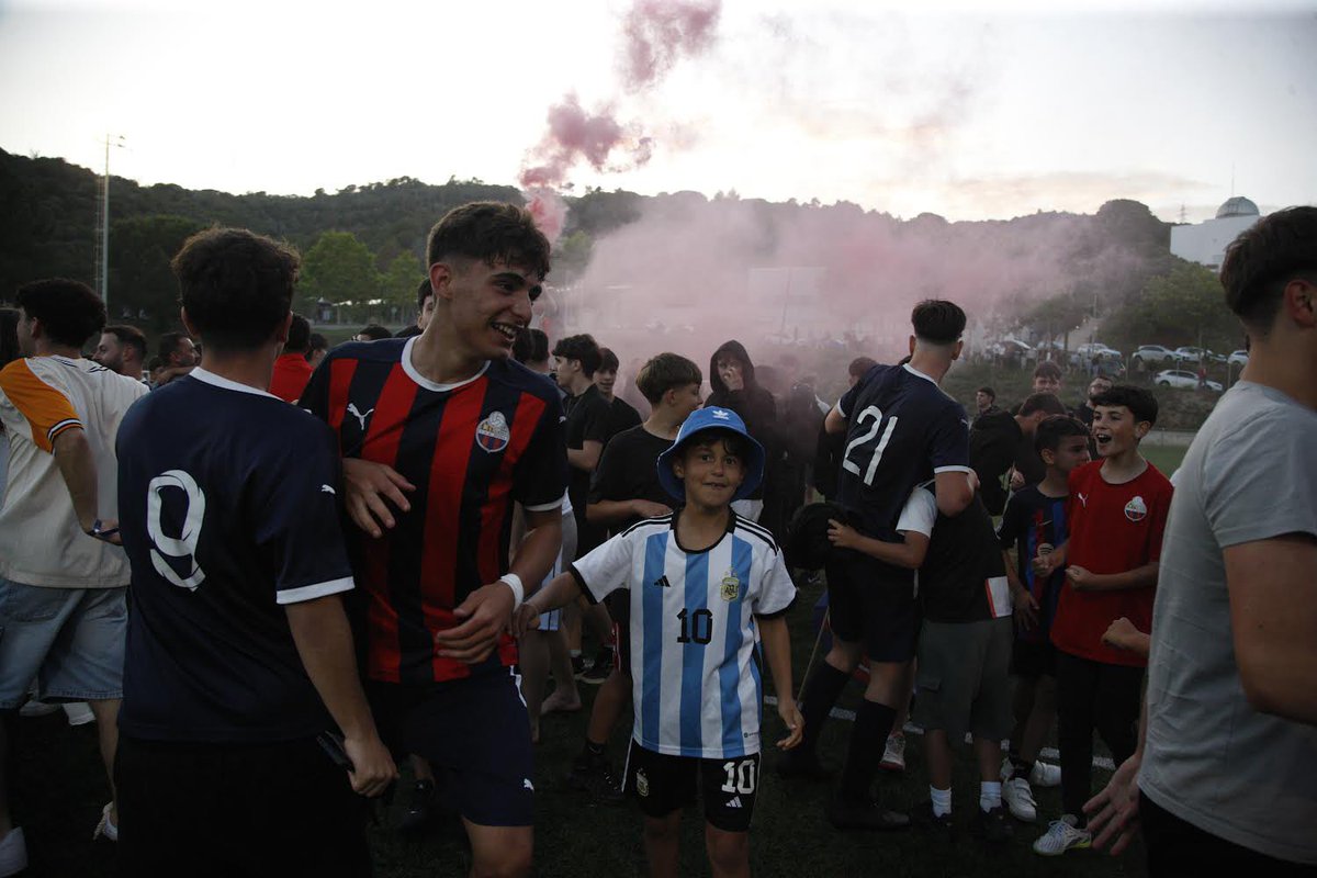 ❤️💙 Assolim l’ascens amb 5 juvenils dins el camp!

👏 Present i futur del CLUB! ORGULL I PASSIÓ