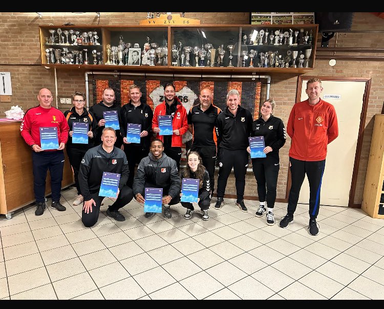 Felicitaties aan de trainers van <a href="/ZVV56Apeldoorn/">Voetbalvereniging ZVV'56</a>, <a href="/ROBURETVHenkA/">ROBUR ET VELOCITAS</a>, KonUD, DVV Go Ahead en <a href="/SC_Deventer/">Sportclub Deventer</a> met het behalen van hun diploma Juniorentrainer! Dank aan ZVV'56 voor de gastvrijheid💪🏻