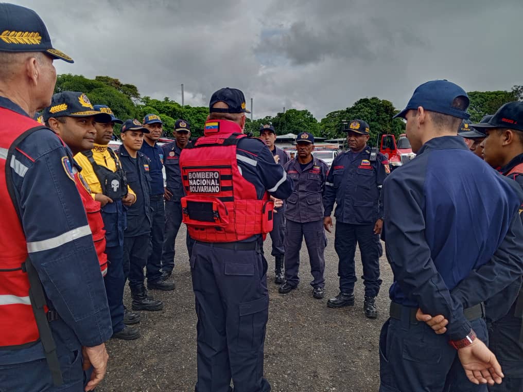 RedanCapital's tweet photo. #3Jun Siguiendo instrucciones del A/J @CeballosEnLinea y bajo lineamientos del M/G @cperezampueda. El Sistema Nacional de Gestión de Riesgo y todos los entes que conforman el equipo multidisciplinarios de la Fuerza de Tarea Humanitaria Simón Bolivar; https://t.co/8FBv7RBzfF