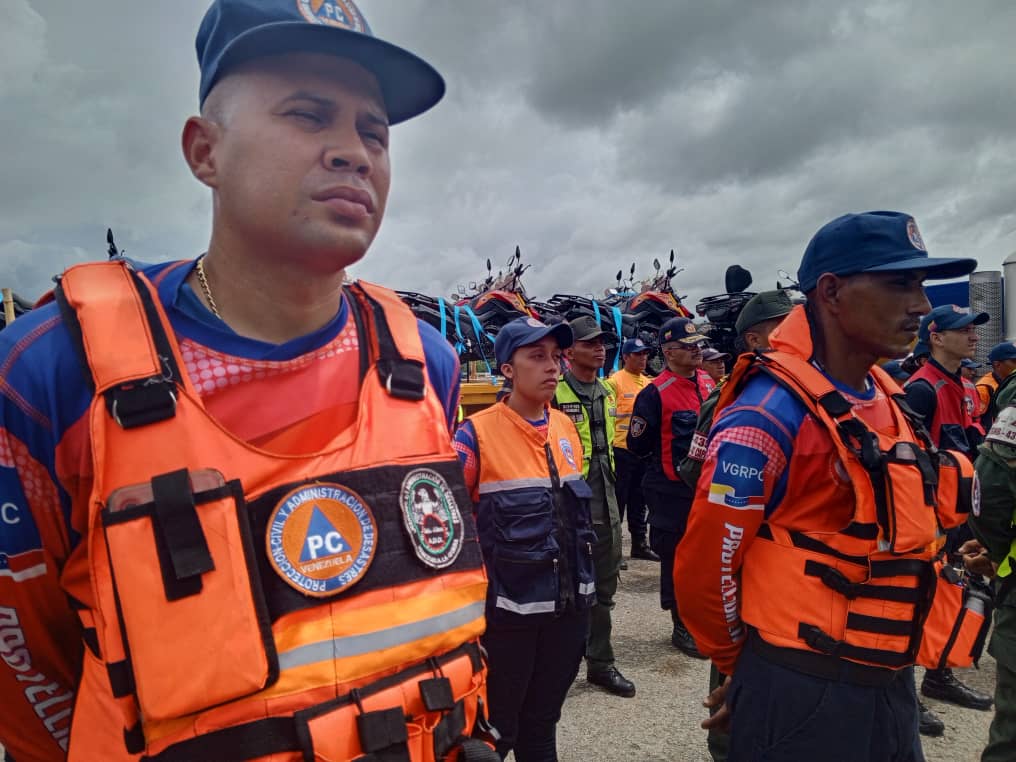 #3Jun Siguiendo instrucciones del A/J <a href="/CeballosEnLinea/">Remigio Ceballos Ichaso.</a> y bajo lineamientos del M/G <a href="/cperezampueda/">cperezampueda</a>. El Sistema Nacional de Gestión de Riesgo y todos los entes que conforman el equipo multidisciplinarios de la Fuerza de Tarea Humanitaria Simón Bolivar;