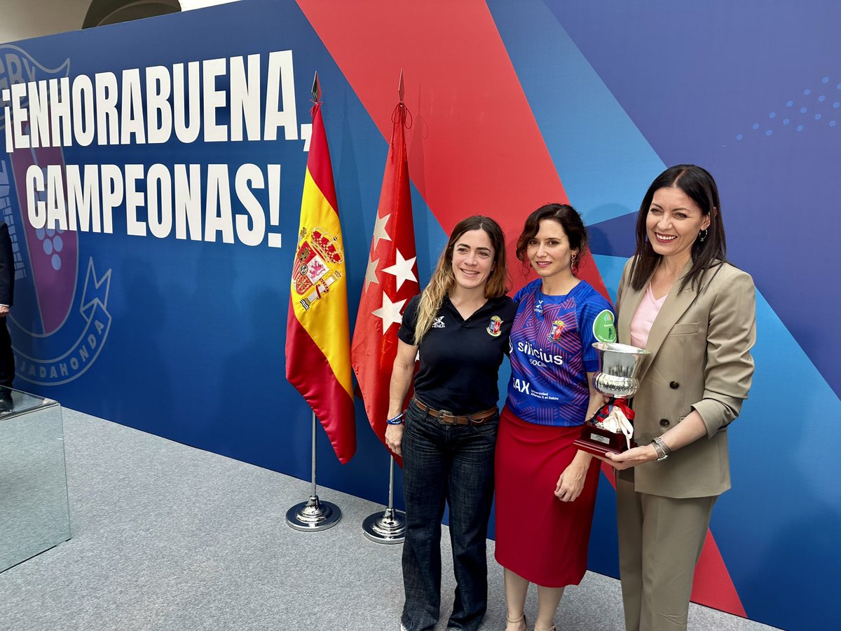 CRMajadahonda's tweet photo. Hoy hemos tenido  suerte de ser recibidos por @IdiazAyuso  en la @ComunidadMadrid por los cuatro títulos conquistados por nuestro equipo femenino.

 Hemos estado acompañados del @MajadahondaAyto así como de nuestros allegados y patrocinadores.

Hoy ha sido un gran día
❤️💙 https://t.co/7w2ivfc2Pw