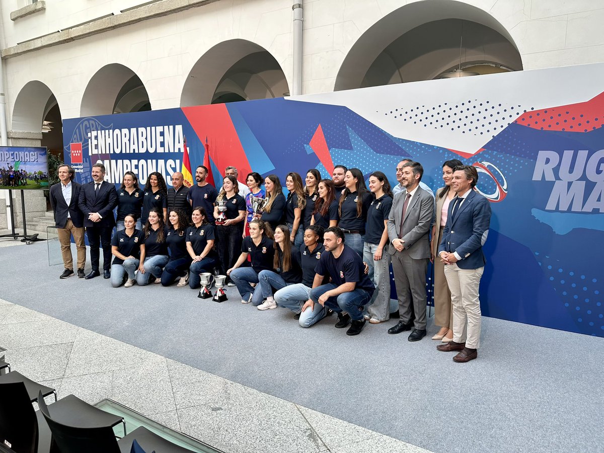 CRMajadahonda's tweet photo. Hoy hemos tenido  suerte de ser recibidos por @IdiazAyuso  en la @ComunidadMadrid por los cuatro títulos conquistados por nuestro equipo femenino.

 Hemos estado acompañados del @MajadahondaAyto así como de nuestros allegados y patrocinadores.

Hoy ha sido un gran día
❤️💙 https://t.co/7w2ivfc2Pw