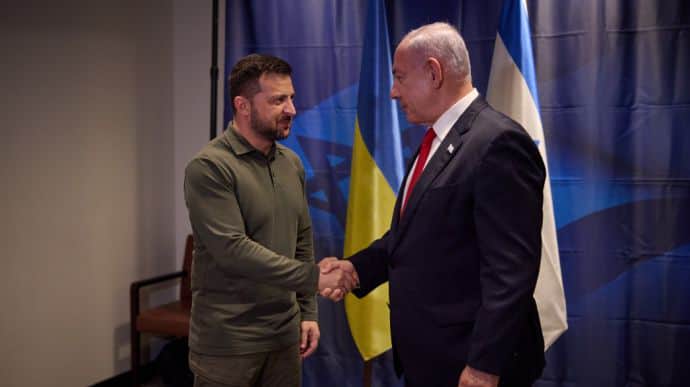 AnIllarionov's tweet photo. Зачем Зеленский пригласил «Палестину» решать судьбу Украины?

Как известно, В.Зеленский пригласил некую «Палестину» на некую «мирную конференцию».

В.Зеленский:
«У нас нет двойных стандартов.
Несмотря на то, нравится это кому-то, или не нравится, мы пригласили на Конференцию мира и Палестину, и Израиль.
Мы пригласили все страны на наш Саммит. Мы готовы слышать каждое мнение, готовы с ними говорить.
<…>
Когда Израиль зашел на территорию Газы, начался гуманитарный кризис.
Украина сказала: первое — готова помогать гуманитарно Газе; второе — следует уважать международное право.
Украина признает два государства, и Израиль, и Палестину.
И сделает все, чтобы Израиль остановил боевые действия, чтобы закончился этот конфликт, и чтобы гражданские люди не страдали».
https://t.co/gCBKlwA3GY
https://t.co/G6HR43zFeO

Что такое «мирная конференция», спонсируемая украинским руководством, в ��словиях идущей 21-й год и усиливающейся агрессии против собственной страны – это один разговор.
Что такое некая «Палестина» – это другой разговор.
Что такое «приглашение Зеленского» – это третий.
В чем смысл этого приглашения, попытаемся разобраться.

1. Главное в заявлении Зеленского – это не признание несуществующего государства «Палестина». Нечто подобное признанию Украина еще в облике Украинской ССР сделала еще в 1988 г. будучи в составе СССР. В 1992 г. были установлены дипломатические отношения между Украиной и Палестинской администрацией. Президенты Украины Л.Кучма и В.Ющенко посещали Рамаллу с официальными визитами, встречались с Ясиром Арафатом и Махмудом Аббасом.

2. Главным является приглашение некоей «Палестины» на «международную конференцию», посвященную не решению ближневост��чного кризиса. То есть со стороны Зеленского это не только признание правового равенства делегации «Палестины» делегациям реальных государств, но и придание некой «Палестине» полномочий, авторитета, позиций, веса в решении вопросов, к которым эта «Палестина» никакого отношения не имеет. Более того, поскольку по замыслу Зеленского его «мирная конференция» нацелена на достижение мира для Украины, то это означает, что указанная «Палестина» приобретает – по приглашению Зеленского – право решать вопросы мира и безопасности, то есть – ни много ни мало – ��удьбу Украины.

3. «У нас нет двойных стандартов. Несмотря на то, нравится это кому-то, или не нравится, мы пригласили на Конференцию мира и Палестину, и Израиль». Строго руководствуясь приведенной мотивацией, Зеленский должен пригласить на эту «мирную конференцию» также: делегации ДНР и ЛНР, Гоблина, Гиркина, Дугина и, конечно же, Путина. Обязательно должны быть приглашены мясники Бучи, громилы Мариуполя, разрушители Харькова, убийцы украинских военнопленных в Еленовке. Если у Зеленского нет двойных стандартов. То, чем руководствуется Зеленский, называется не отказом от двойных стандартов, а отсутствием моральных ориентиров. То, что предлагает Зеленский, называется уравниванием агрессора и жертвы агрессии, убийцы и жертвы убийцы, палача и жертвы палача.

4. «Когда Израиль зашел на территорию Газы, начался гуманитарный кризис».
Это повторение (распространение) давно опровергнутой дезинформации – никакого гуманитарного кризиса в Газе не было и нет.

5. «Украина сказала: первое — готова помогать гуманитарно Газе».
А когда 7 ��ктября 2023 г. была совершена агрессия против Израиля, Зеленский выражал готовность оказывать гуманитарную помощь Израилю? Нет? Почему?

6. «Украина сказала: ...следует уважать международное право».
Зеленский не знаком с позицией международного права по ближневосточному кризису. Его позиция – от резолюции ГА ООН №181 от 29 ноября 1947 г. до Соглашений Осло 1993-1995 годов о возможности создания на территории бывшего британского мандата Палестины двух государств – еврейского и арабского – заключается в том, что об�� государства могут быть созданы только при условии взаимного признания права обоих государств на существование. Еврейское государство (Израиль) признает право на существование как всех арабских государств-соседей, так и потенциально возможного арабского государства в Газе, Иудее и Самарии при условии признания этим новым государством права Израиля на существование. В отличие от позиции Израиля как ряд арабских государств (Сирия, Ливан, Ирак), так и власти Газы право Израиля на существование отрицают. В соответствии с международным правом такое арабское государство, отказывающее Израилю в праве на существование, САМО НЕ ИМЕЕТ ПРАВА НА СУЩЕСТВОВАНИЕ.

7. Президент Украины считает, что израильская армия должна остановить военные действия:
«Украина... сделает все, чтобы Израиль остановил боевые действия, чтобы закончился этот конфликт, и чтобы гражданские люди не страдали».
Зеленский от имени Украины обещает «сделать все» для сохранения военного потенциала террористов, насильников, убийц?

8. «Украина... сделает все, чтобы Израиль остановил боевые действия, чтобы закончился этот конфликт, и чтобы гра��данские люди не страдали».
Этот же подход Зеленского применительно к Украине выглядит следующим образом:
«Путин считает, что украинская армия должна остановить военные действия: Россия ��делает все, чтобы Украина остановила боевые действия, чтобы закончился этот конфликт, и чтобы гражданские люди не страдали».
В чем разница между позициями Зеленского и Путина?

9. «Палестина» под любым нынешним руководством – в виде Хамаса ли, в виде Фатха ли – надежный клиент Путина. Клиент даже в бОльшей степени, чем сирийский Башир Асад. И точно такой же клиент, как ДНР, ЛНР, Гоблин, Гиркин и т.д.
Двумя главными вдохновителями, организаторами, спонсорами агрессии «Палестины» против Израиля 7 октября 2023 г. явились Иран и Путин. Путин и Иран.
Может ли пути��ский клиент «Палестина» занять на «мирной конференции» какую-либую иную позицию, отличную от путинской?

10. Как должен относиться к решению Зеленского Израиль? Как он должен реагировать на решение Зеленского пригласить «Палестину»? Особенно на фоне череды антисемитских и антиизраильских заявлений и действий украинской власти?
С 24 февраля 2022 г. Израиль оказывал серьезную, но непубличную поддержку Украине – от предоставления важнейших технологий до лечения в своих клиниках тысяч раненных украинских военнослужащих. Не слишком артикулируемая публичность помощи была вызвана тем, что российские войска по-прежнему находятся в Сирии и в любой момент могли бы оказаться на границах Израиля. После 7 октября 2023 г., после того, как выяснилось прямое участие Путина в подготовке и осуществлении агрессии против Израиля, Нетаньяху прекратил какое-либо военное сотрудничество с Россией, во время телефонного разговора с Путиным выстегал того. И разместил пресс-релиз об этом на сайте ПМ Израиля. Нетаньяху отказался от непубличного характера помощи Украине и многократно ее увеличил. Украинские власти ответили на это трехкратным голосованием в ООН за антиизраильские резолюции.
Нынешнее приглашение Зеленским «Палестины» ведет лишь к одному результату – прекращению Израилем помощи Украине.
Приглашение Зеленского превращает важнейшего союзника и ближайшего друга в злейшего врага.

11. Приглашение Зеленским «Палестины» не выглядит результатом давления со стороны Байдена. Байден (по крайней мере пока) не признает «Палестину» государством, не выступает за решение о «двух государствах», не приглашает «Палестину» на какие-либо конференции, не имеющие отношения к «Палестине». Даже переговоры с Хамасом директор ЦРУ У.Бернс проводит не напрямую, а через катарских посредников. Таким образом, приглашение «Палестины» на «мирную конференцию» – это исключительно личная инициатива Зеленского, не вызванная ни давлен��ем партнеров, ни ситуацией на фронте.
Чем же оно вызвано?

12. Израиль – это единственный реальный союзник Украины в этой войне.
В отличие от «партнеров» – государств, помогающих жертве агрессии (экономически, политически, морально, военными материалами и т.п.), «союзник» – это государство, участвующее в боевых действиях непосредственно, уничтожающее военный потенциал агрессора и его союзников. На сегодняшний день единственное государство, разрушающее военный потенциал союзника агрессора и самого агрессора, это Израиль, своими ударами уничтожающий производство иранских дронов и ракет, передаваемых аятоллами Путину и используемых против Украины.
Таким образом, единственная обнаруживаемая причина приглашения Зеленским «Палестины» на «мирную конференцию» – это уничтожение поддержки Украины ее единственным реальным союзником в этой войне.
https://t.co/HEAM6fnmgH