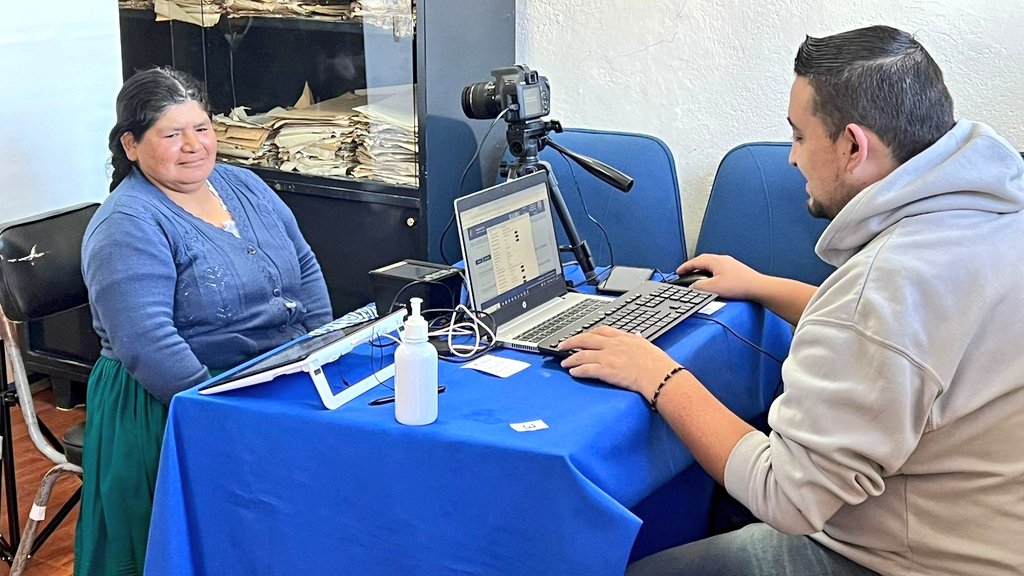 RCivil_Zona6's tweet photo. 📌 AZOGUES| El domingo 02 de junio de 2024, gracias al trabajo coordinado entre la @GOBERCANAR y @RegistroCivilec se llevó a cabo una brigada de cedulación para niños, adultos mayores y personas con discapacidad, en la parroquia #Taday.
✅ Entregamos 65 cédulas. https://t.co/lIJHEeR60d