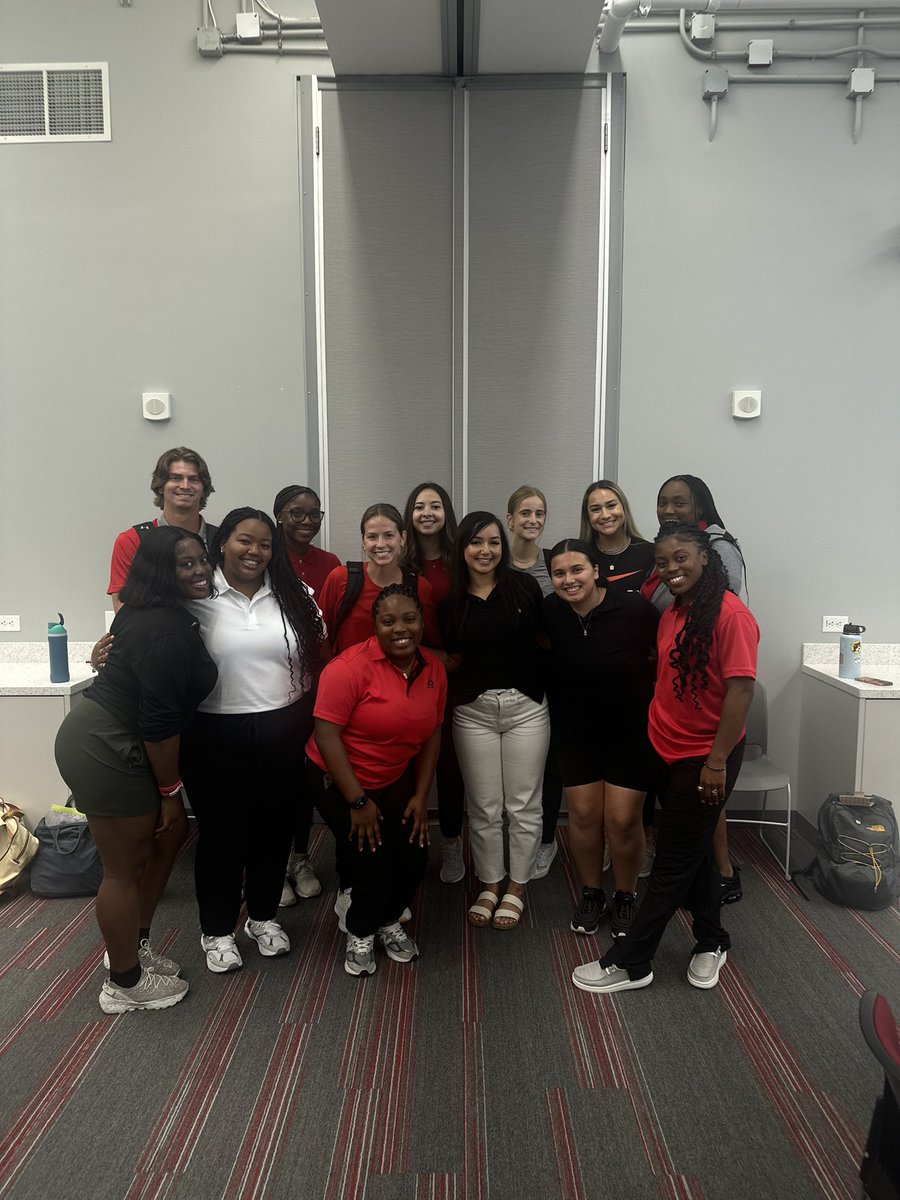 uh_mat's tweet photo. Happy First Day of Classes!! Welcome back to campus, Cohort 10!! Welcome to the program, Cohort 11!! https://t.co/MIUqdzXMYZ
