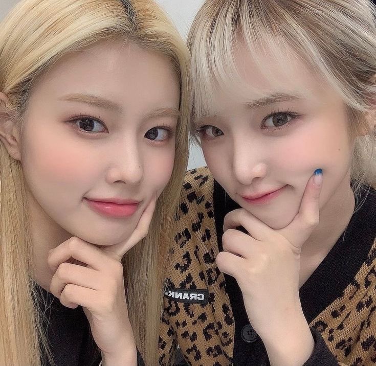 hourly izone tweet media