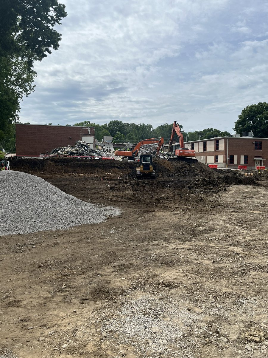 Crestview_NKC's tweet photo. Bittersweet as we say goodbye to the building that has been with us for 70 years…excited for the future as we reflect on all the amazing moments of the past! @NKCSchools @JakeHartley_nkc https://t.co/xQOCVZSBIR