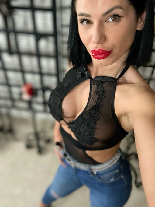Thank me for breaking your life apart with my beauty!  ~~Available for sessions ~~ https://t.co/YLs3