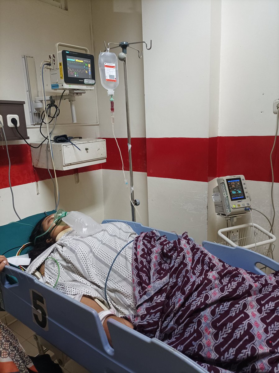 nie_chen's tweet photo. Min @persib saudara saya menjadi korban tabrakan banteng saat konvoi kemenangan persib, Jum'at malam, 31 Mei 2024 di Singaparna Kab.Tasikmalaya...saat ini kondisinya masih kritis di RSUD Prof.Dr.Margono Purwokerto,calon suaminya meninggal dunia di tempat @infobdg @infotasik https://t.co/kCG571ryl7