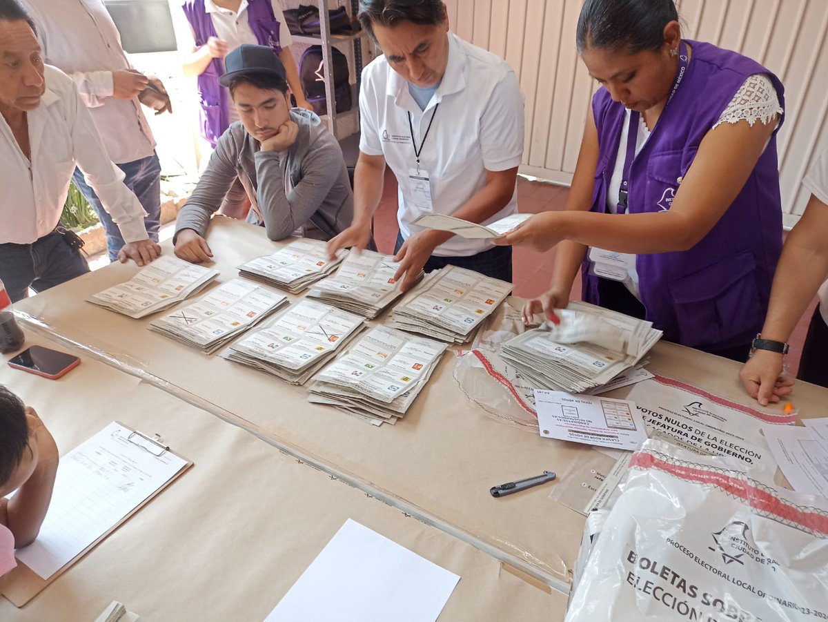 Distrito24IECM's tweet photo. Continuan los trabajos del cómputo distrital, ahora con el recuento de paquetes electorales por grupos de trabajo.
#VotaCDMX #Elecciones2024 #Vota2DeJunio
#Distrito24IECM https://t.co/ZWW9uyUIgK