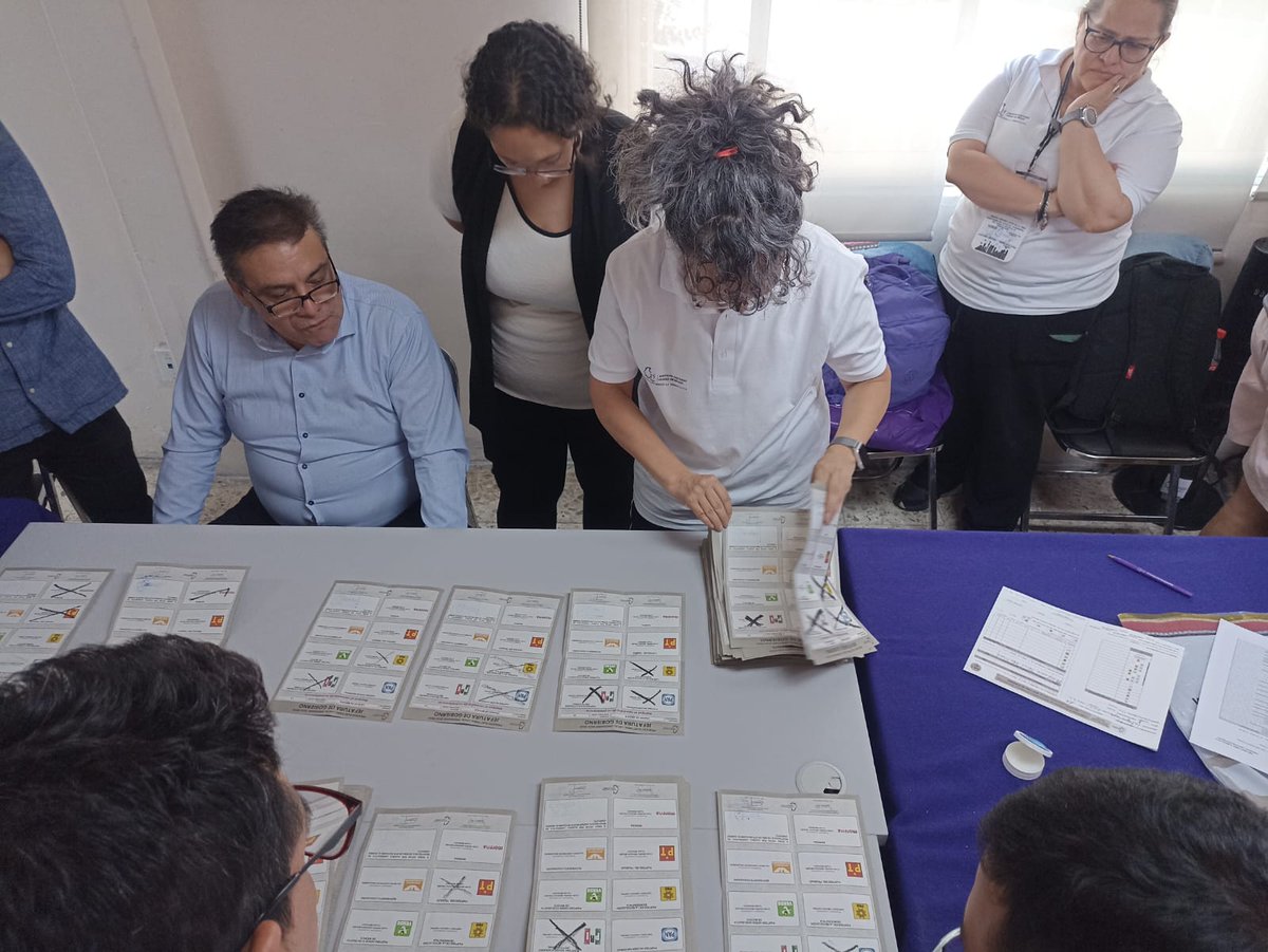Distrito24IECM's tweet photo. Continuan los trabajos del cómputo distrital, ahora con el recuento de paquetes electorales por grupos de trabajo.
#VotaCDMX #Elecciones2024 #Vota2DeJunio
#Distrito24IECM https://t.co/ZWW9uyUIgK