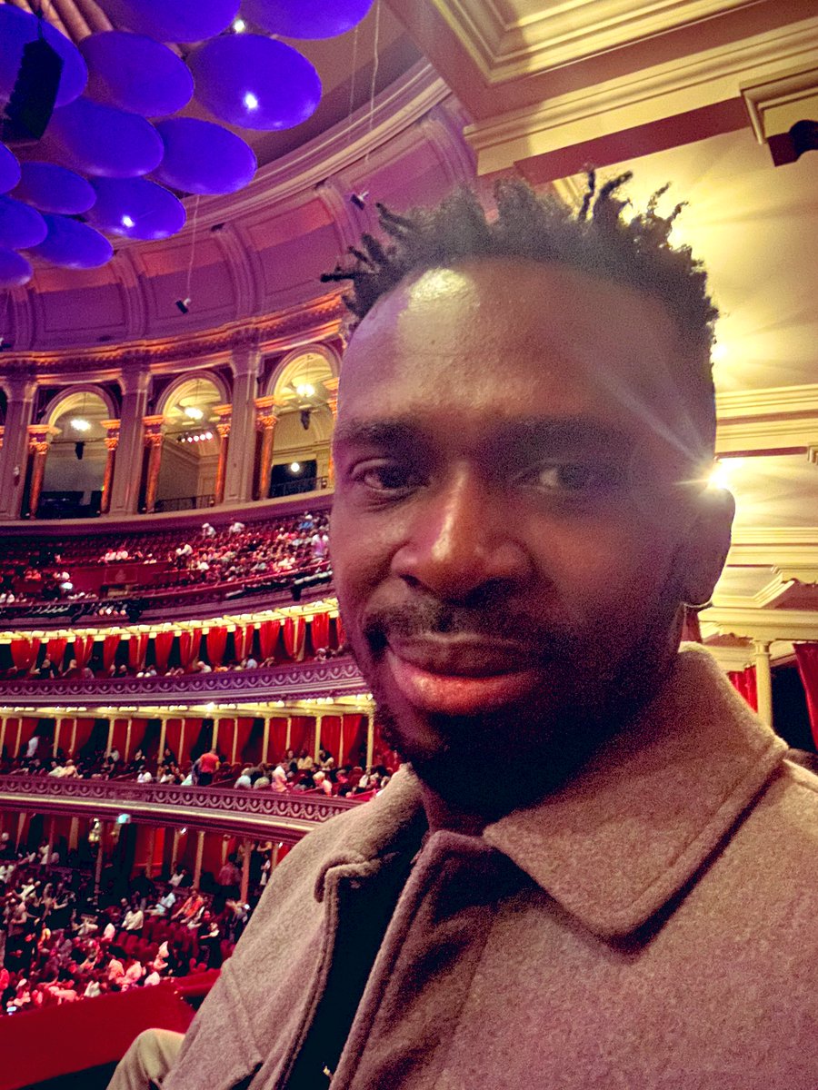 wilbillion's tweet photo. Had an incredible night at the Royal Albert Hall watching Chris Tucker! He sang, danced, cracked jokes, and shared amazing stories about MJ and Jackie. ⭐️⭐️⭐️⭐️⭐️ #ComedyLegend #LivePerformance https://t.co/1wrzOttoXE