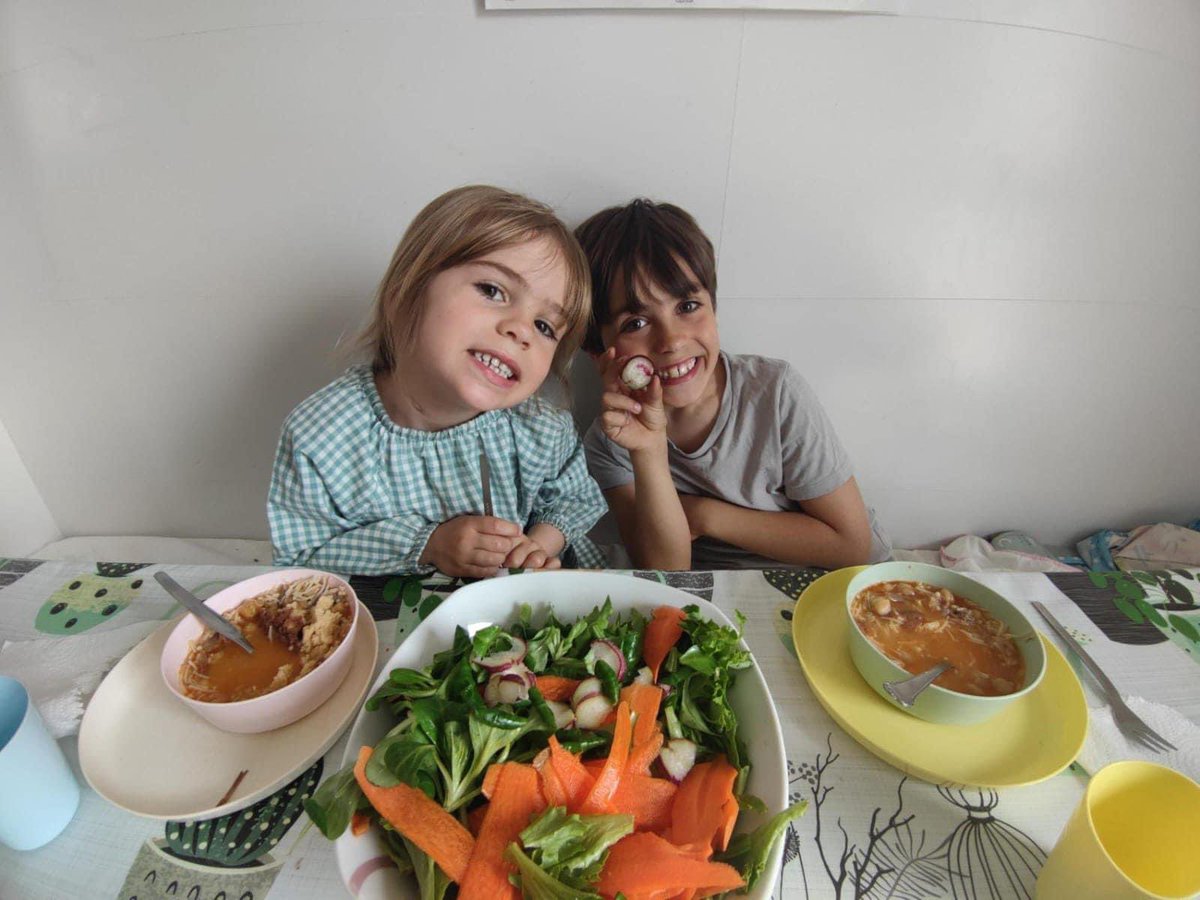 ceiplaladera's tweet photo. Marco y Sofía comen ensalada con sabrosos rabanitos. Valeria acompaña sus platos con ricos guisantes.
A los alumnos de primero les encantan las verduras y hortalizas del huerto de primero, que cada día cuidan con esmero.
#proyectohabitossaludables
#hecousal
#huertosescolares https://t.co/0vcSTjSEUo