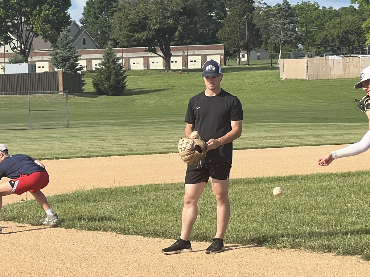 crestbaseball's tweet photo. 17u summer practice ✌🏻for Cedar Crest under @MUHawksBaseball RHP @AustinBeard55 with special guest instructor @Mount_BSB grad @tyler_long22. https://t.co/KUHWMcUFNf
